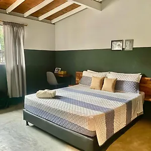 hostal-boutique-casa-mosaiko-patio-bonito.colombiamedellinhotels.com/